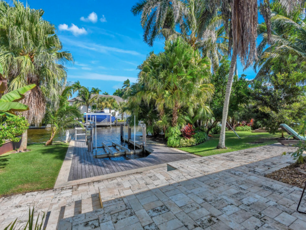 Luxury Coastal Retreat in Naples - Your Perfect Getaway